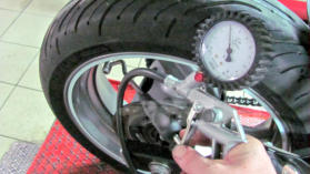 Der Reifenflldruck ist wichtig um Fahrverhalten, Sicherheit und Lebensdauer des Reifens zu gewhrleisten.