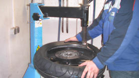 Schmierseife, Talkum und Fingerspitzengefühl braucht man zur Reifenmontage damit weder Reifen noch Felge beschädigt werden.