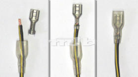 Gecrimpte Stecker und Pins sind Standard in der KFz-Elektrik. Für eine sichere Verbindung müssen Kabel, Pin und Werkzeug zueinander passen.