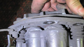 Beim Radausbau müssen meist die Bremssättel demontiert werden. Selbstverständlich schaut man als Mechaniker auf den Belagverschleiß und entdeckt u. U. Schäden wie diese defekten Bremskolbendichtungen. 