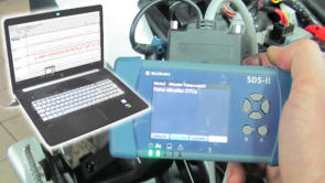 Das SUZUKI-Diagnosesystem ist ein kompaktes Handheldgerät welches Daten auch während der Fahrt aufzeichnet, kann aber die Grafiken zur Auswertung auch auf dem PC-Monitor anzeigen